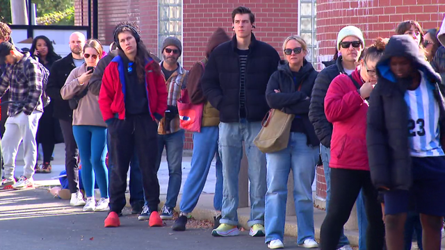 humboldt-park-early-voting-line.png 