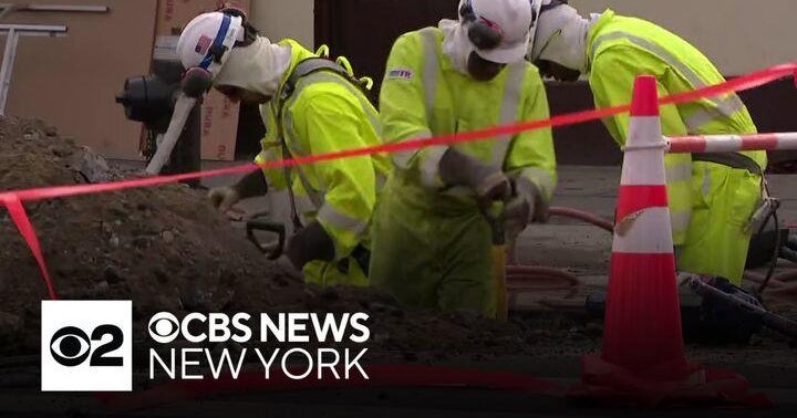 Crews working to repair gas leak and broken water line in Queens - CBS ...