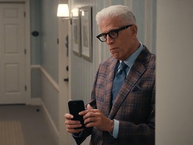 ted-danson-joga-espião-em-um-homem-interior.jpg