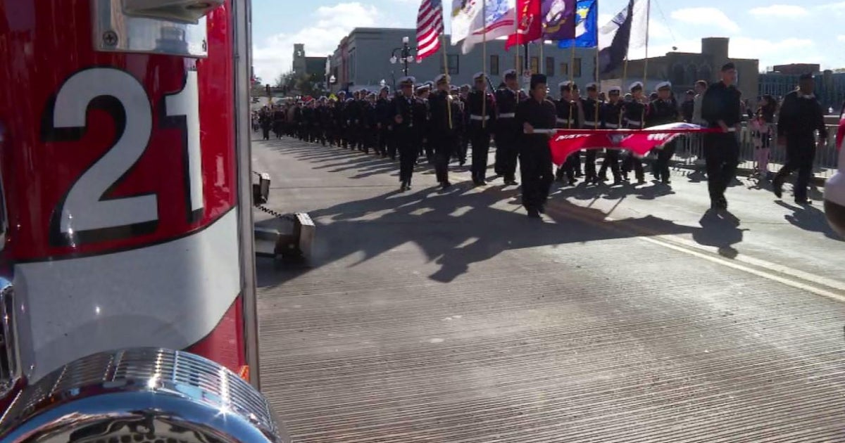 Former POW Jessica Lynch speaks at Aurora Veterans Day Parade - CBS Chicago