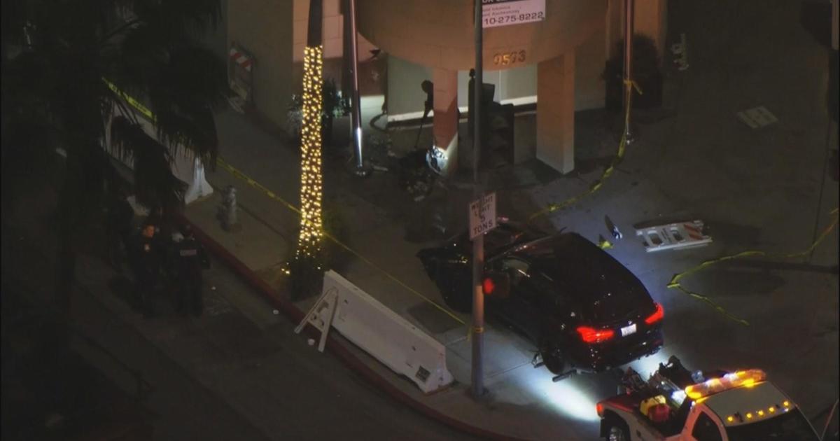 Carjacking suspect in Beverly Hills crashes into building near Rodeo Drive holiday lights show