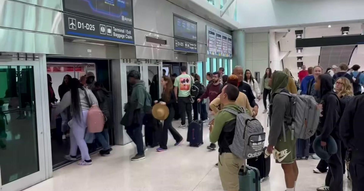 Miami International Airport Thanksgiving holiday travelers face Sky Train challenges Miami International Airport Thanksgiving holiday travelers face Sky Train challenges