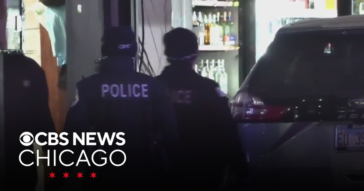 4 hurt after SUV crashes into liquor store on Chicago's West Side - CBS ...