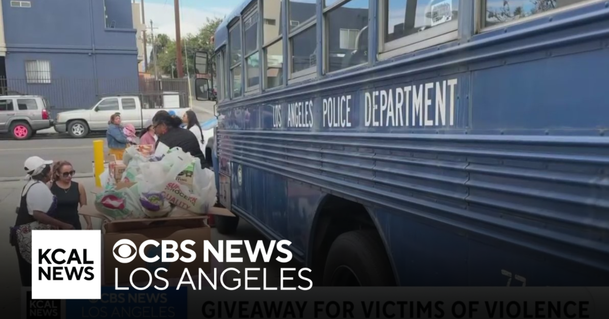 Victims of crime and violence receive Thanksgiving giveaways in South LA - CBS Los Angeles