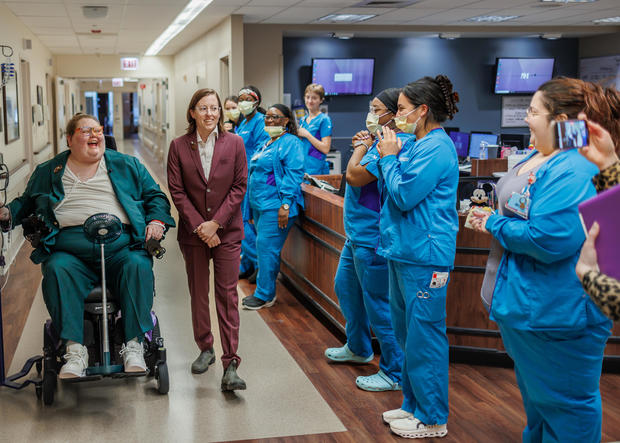 nurses-cheer-on-annesley-and-christine.jpg 