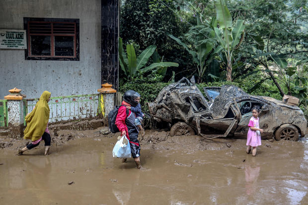 TOPSHOT-INDONESIA-FLOOD-LANDSLIDE-SUMATRA 