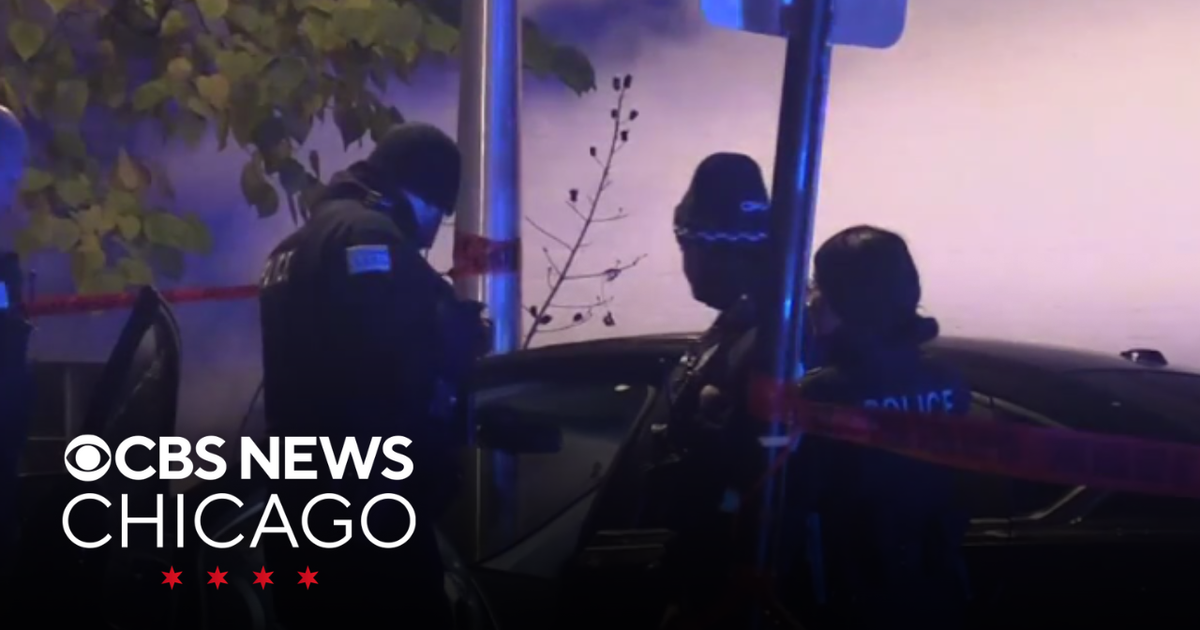Man shot while passing gun back and forth in car on Chicago's North ...