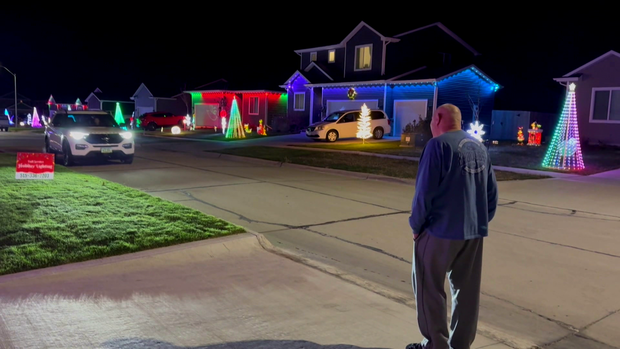 Iowa man decorates neighbors' homes to celebrate wife's love of Christmas 