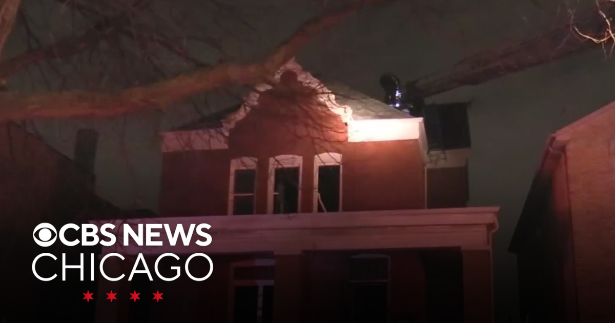Fire crews battle 2 fires overnight on West, South Sides - CBS Chicago