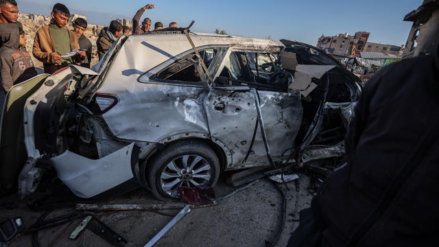 Israeli army targets the vehicle of the international aid organization World Central Kitchen in Khan Yunis