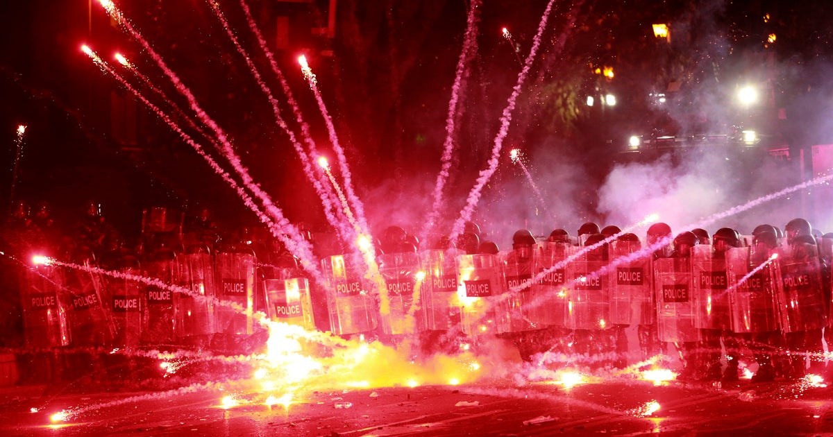 Gürcistan'daki protestolar AB müzakerelerinin askıya alınması nedeniyle 40'tan fazla kişinin hastaneye kaldırılmasına neden oldu