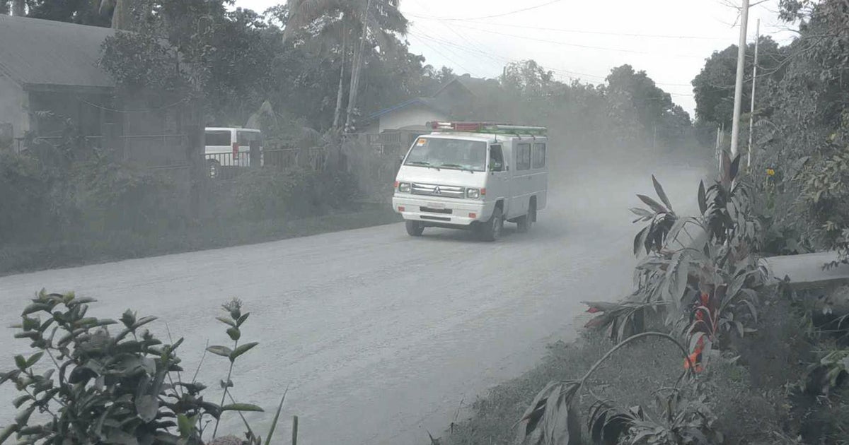 Filipinler'deki Kanlaon Yanardağı patlayarak küllerini gökyüzüne 4 mil fırlattı ve toplu tahliyeye yol açtı