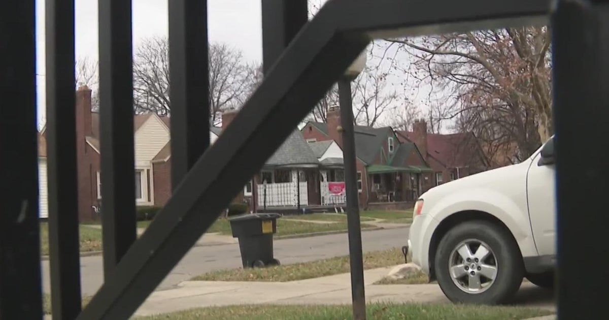 Second suspect turns himself in after Detroit police officer dragged by ...