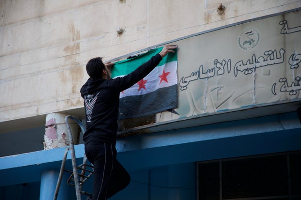 असद को उखाड़ फेंकने के एक सप्ताह बाद दमिश्क में स्कूल फिर से खुला