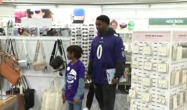 Ravens' Roquan Smith, teammates give Baltimore children unforgettable  holiday shopping experience - CBS Baltimore