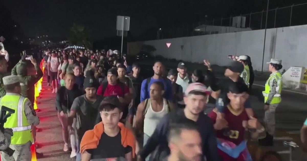 Caravan of migrants making its way toward the U.S. - CBS Texas