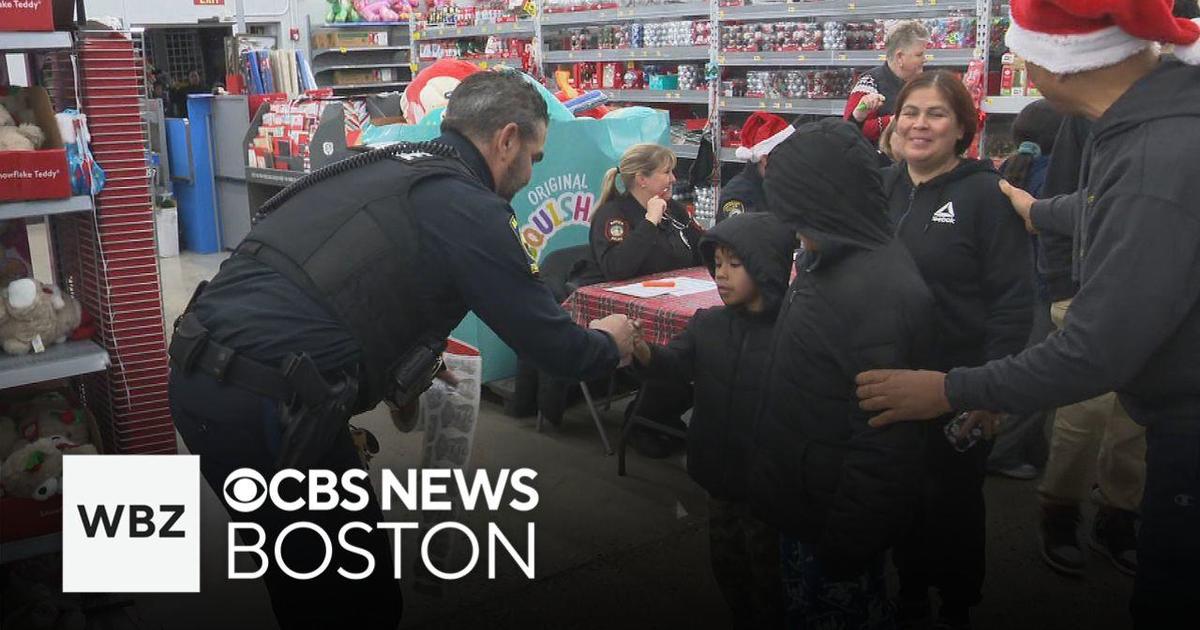 Hundreds of kids ‘shop with a cop’ in Framingham