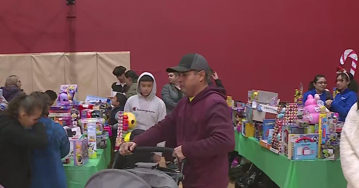 Families receive free gifts collected by United Way, CBS Sacramento