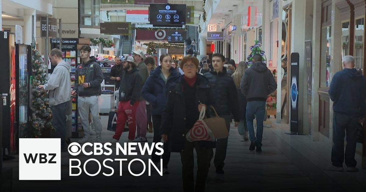 Super Saturday brings shoppers to the Massachusetts mall for last-minute gifts