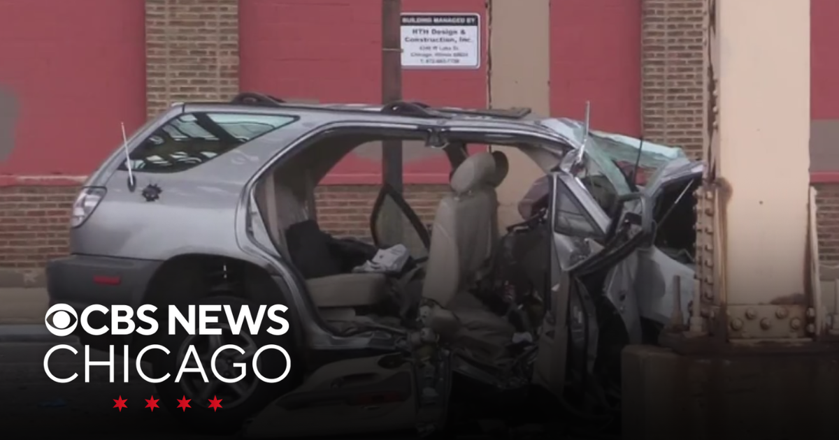 Crash leaves woman dead on Chicago's West Side - CBS Chicago