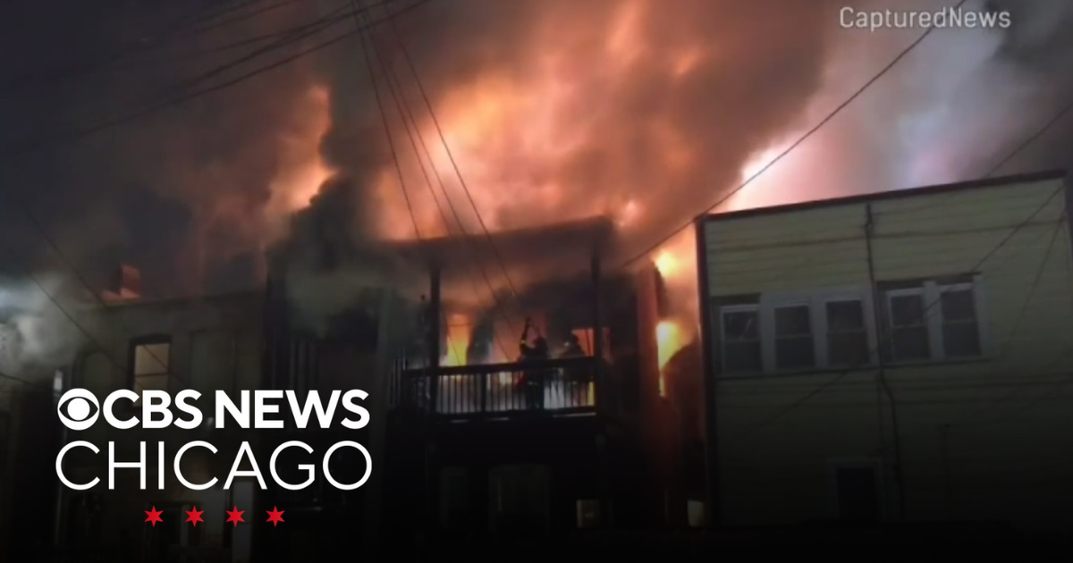 Smoke, fire billow out of apartment building on Chicago's West Side ...
