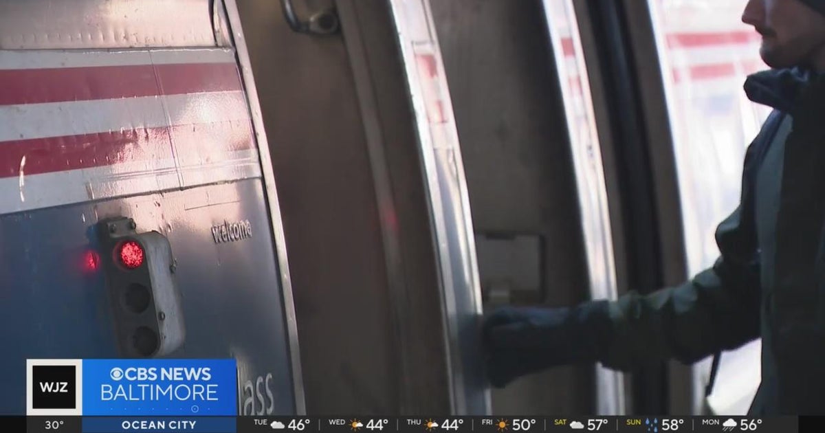Train passengers deal with Amtrak delays during holiday season - CBS ...