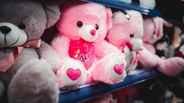 Teddy bears on a shelf 