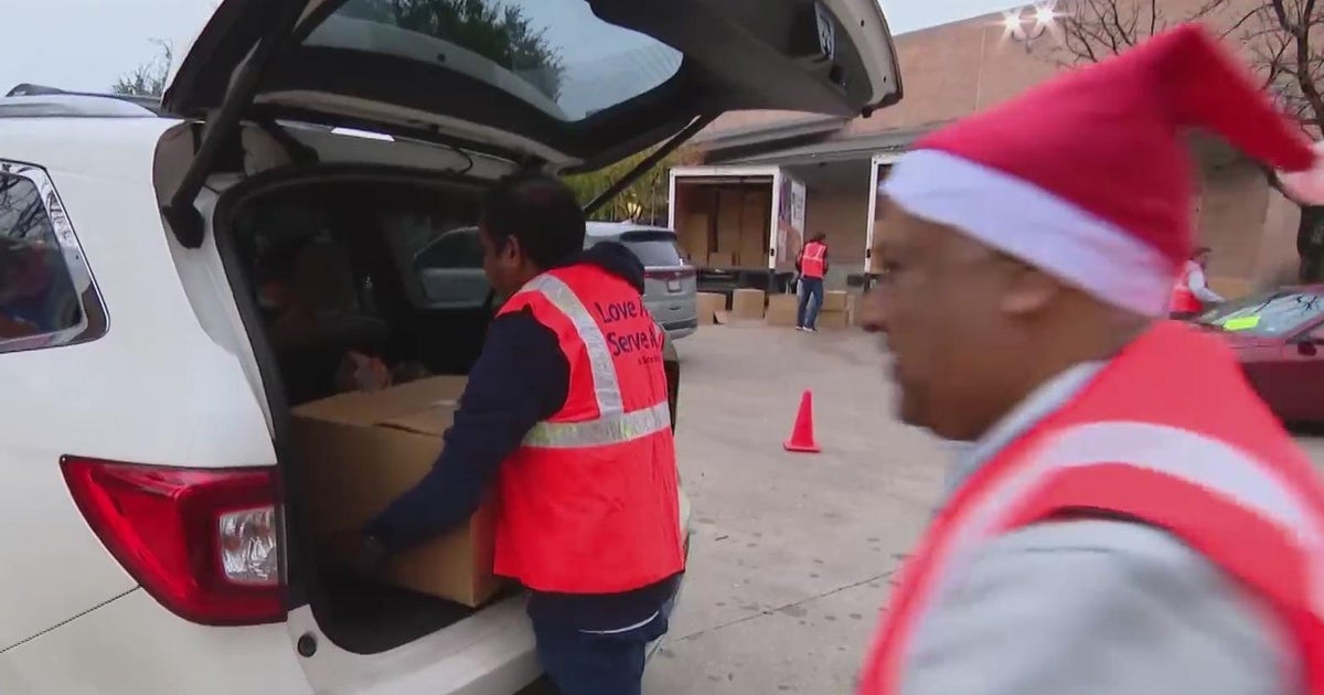 Meals on Wheels volunteers deliver holiday cheer to Dallas seniors on ...
