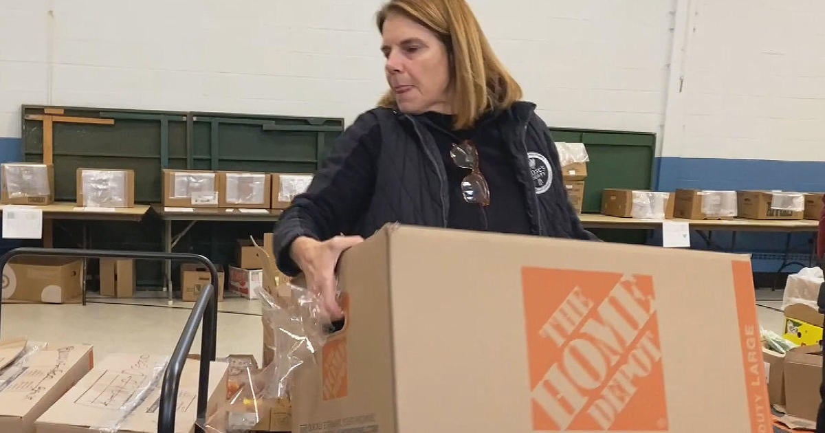 Boston woman works year-round to keep food pantry shelves stocked: ‘I just love doing this’