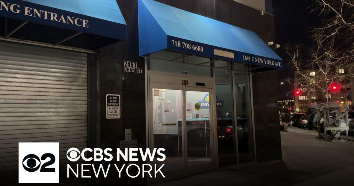 No Arrests Made Over 24 Hours After Deadly Stabbing In Brooklyn Cbs