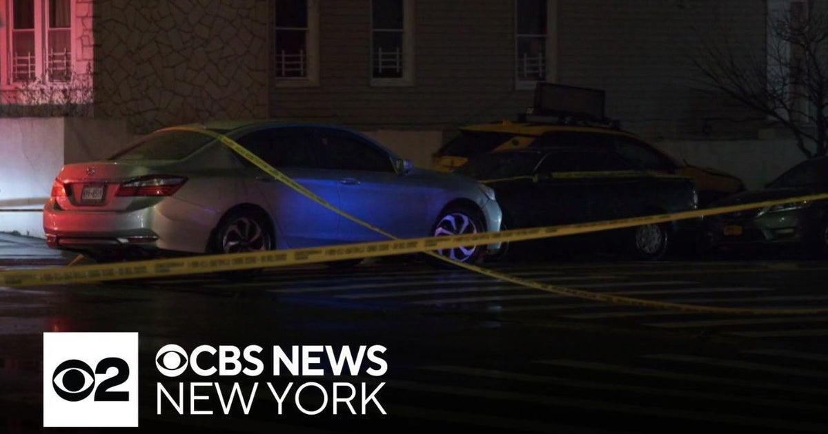 Woman killed after crash sends taxi onto sidewalk in Queens - CBS New York
