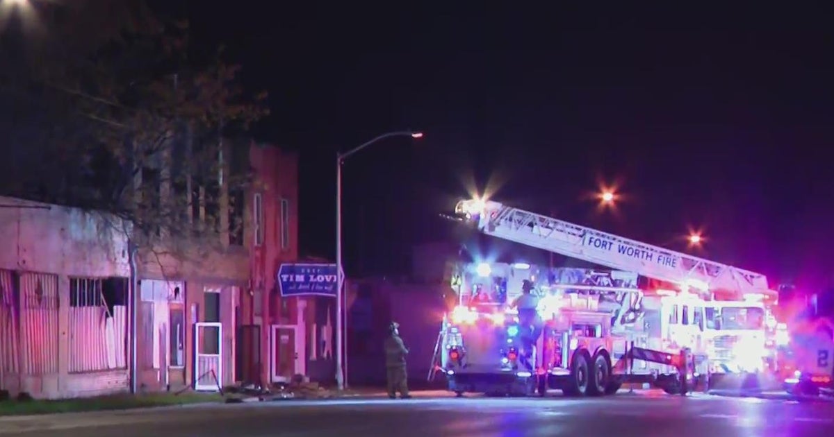 Fire breaks out at commercial building in Downtown Fort Worth - CBS Texas