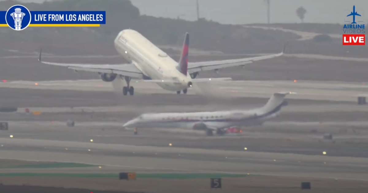 LAX air traffic controller steps in to avoid near collision on runway