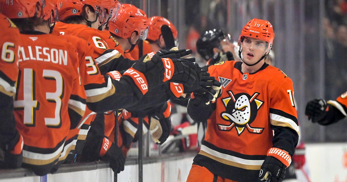 Ryan Strome scores the late winner in the Ducks' 3-2 victory over the Devils