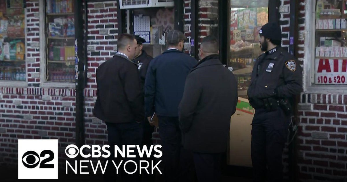 Postal worker stabbed to death while in line at Harlem deli - CBS New York