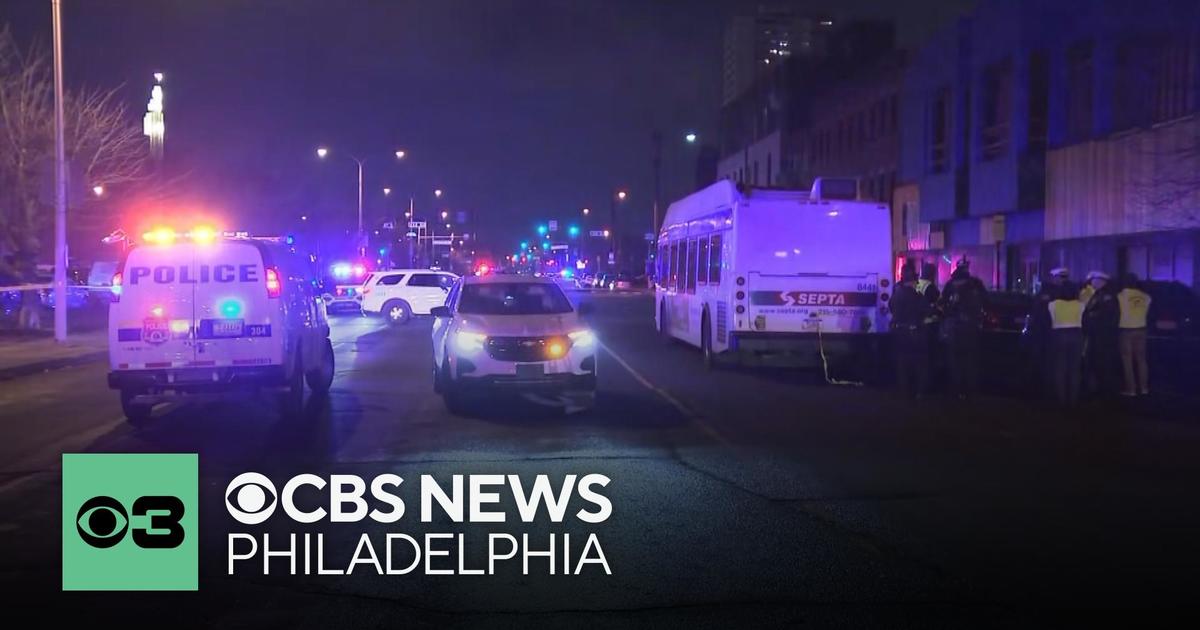 2 pedestrians struck by SEPTA bus, 1 dead in South Philadelphia