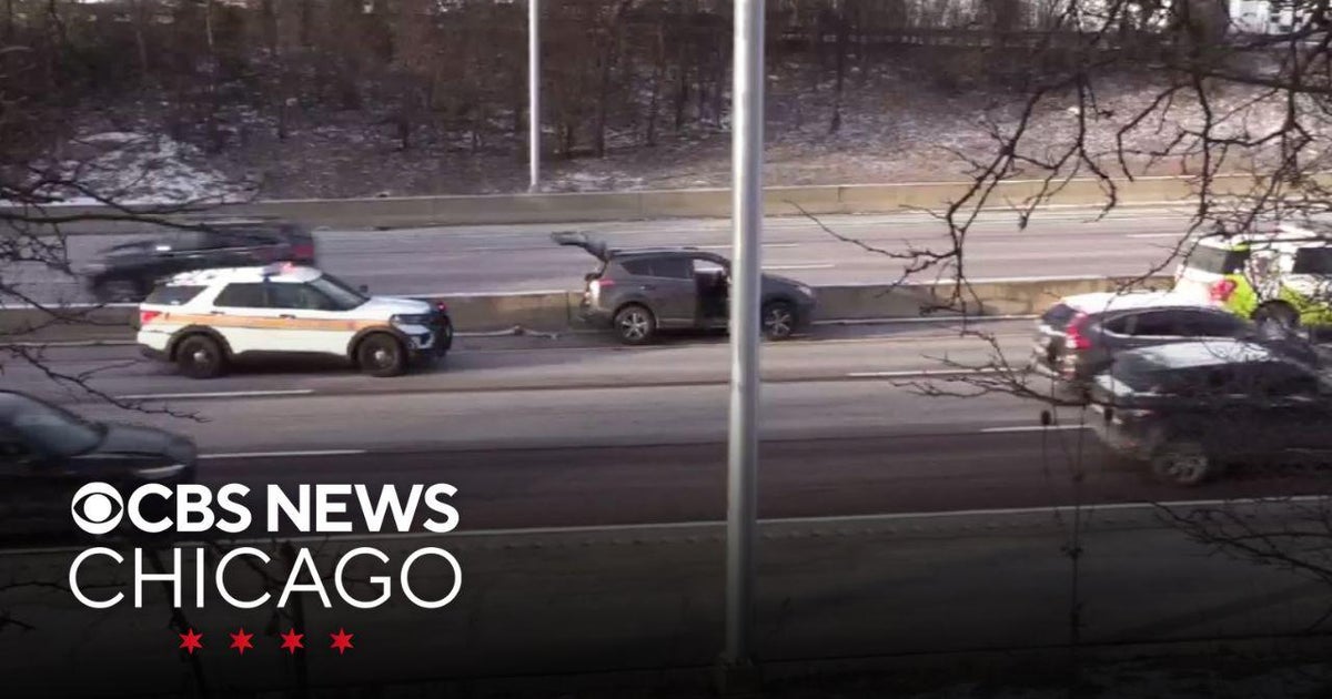 Driver dies after crashing into barrier on Edens Expressway - CBS Chicago