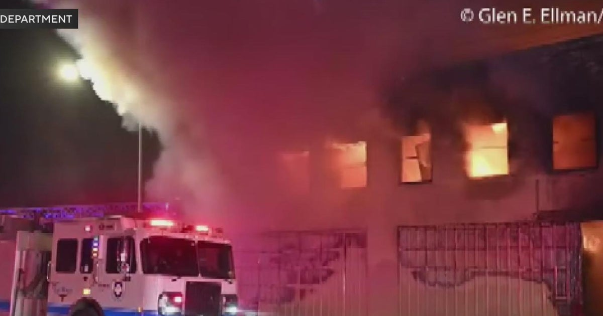 Massive blaze engulfs vacant building near downtown Fort Worth - CBS Texas