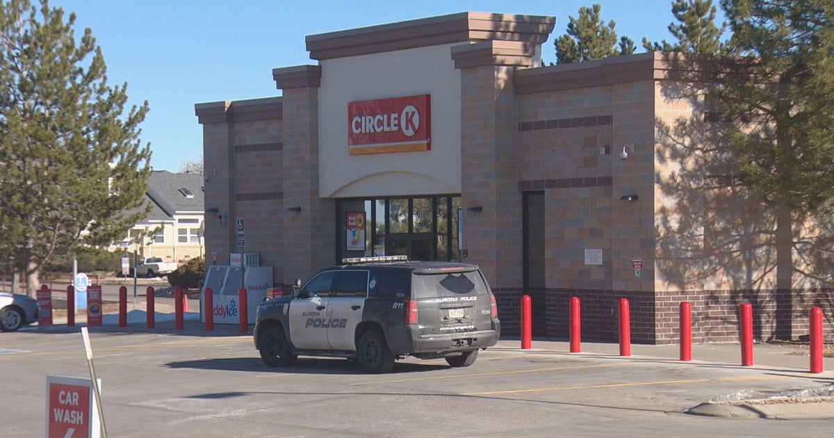 Aurora police pursue and arrest juvenile robbery suspects - CBS Colorado