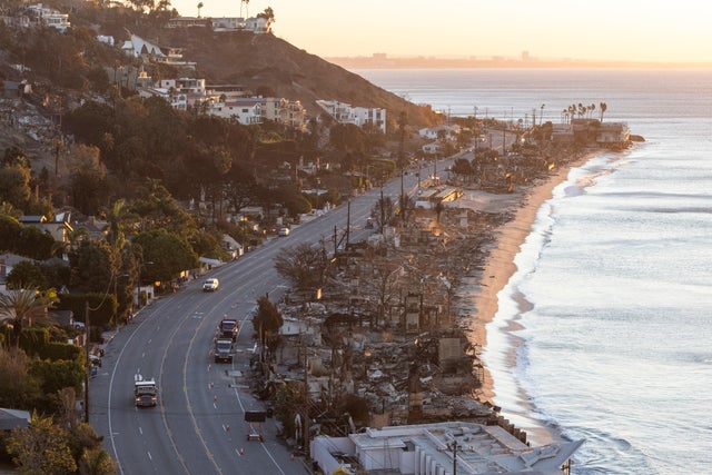 Santa Monica lifts evacuation warnings, opens PCH for local access as  containment of Palisades Fire grows - CBS Los Angeles