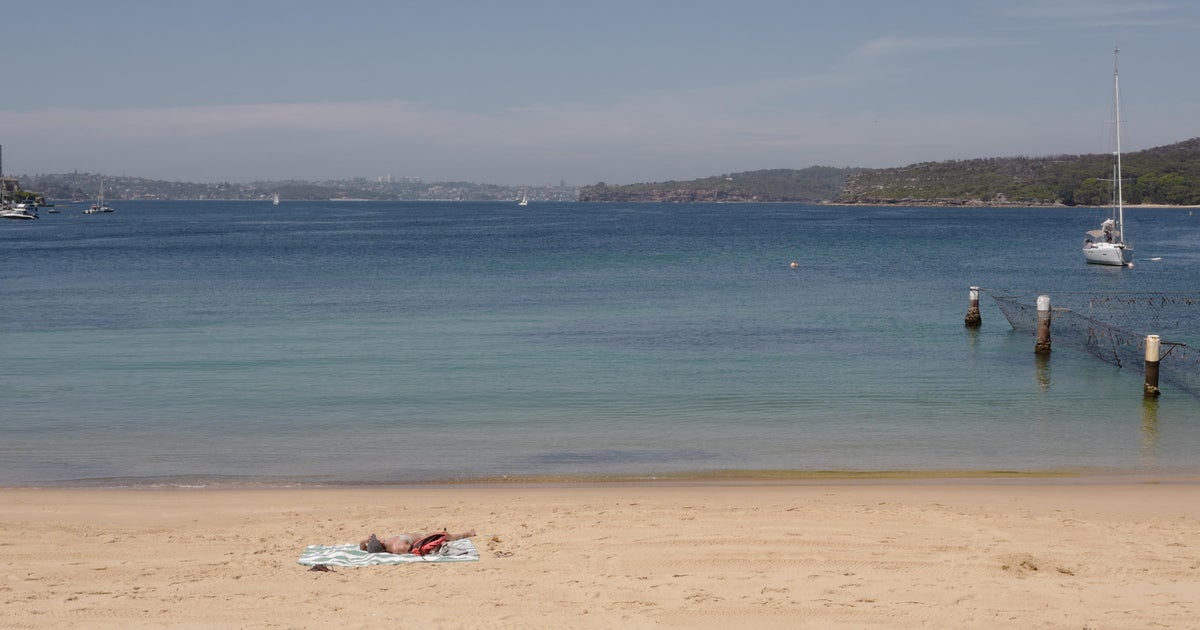 Sidney'deki 9 plaj, gizemli top şeklindeki enkazın kıyıya vurmasının ardından kapatıldı
