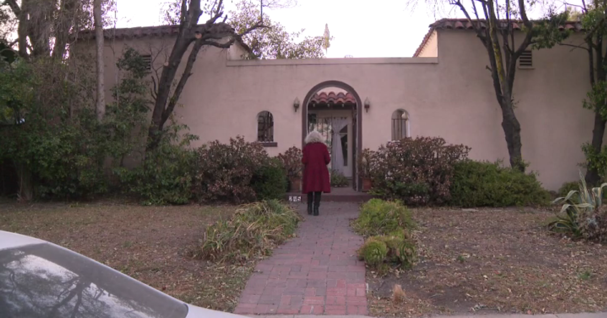 84-year-old woman avoiding patrols, hiding out inside home within Palisades Fire evacuation zone 84-year-old woman avoiding patrols, hiding out inside home within Palisades Fire evacuation zone