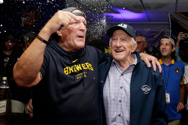 Milwaukee Brewers-Manager Pat Murphy und Bob Uecker feiern, nachdem das Team am 18. September 2024 in Milwaukee, Wisconsin, die NL Central-Meisterschaft im American Family Field gewonnen hat.
