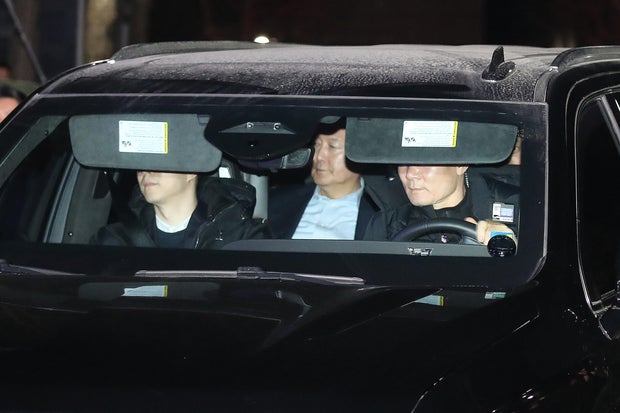 Coreia do Sul executa ordem para deter presidente Yoon acusado de impeachment