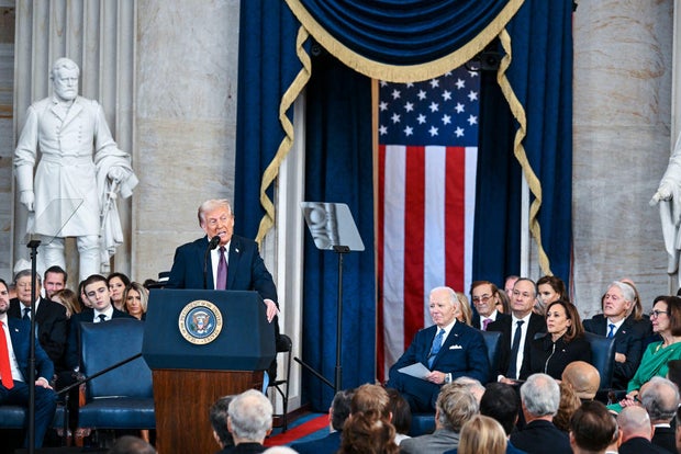 O presidente Donald Trump fala após prestar juramento em sua posse na Rotunda do Capitólio dos EUA em 20 de janeiro de 2025.