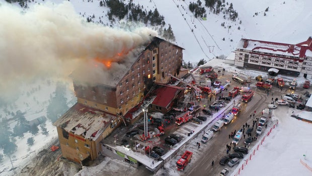 Un incendie a ravagé un hôtel dans une station de ski turque, tuant au moins 10 personnes et en blessant de nombreuses autres. Un incendie a ravagé un hôtel dans une station de ski turque, tuant au moins 10 personnes et en blessant de nombreuses autres.