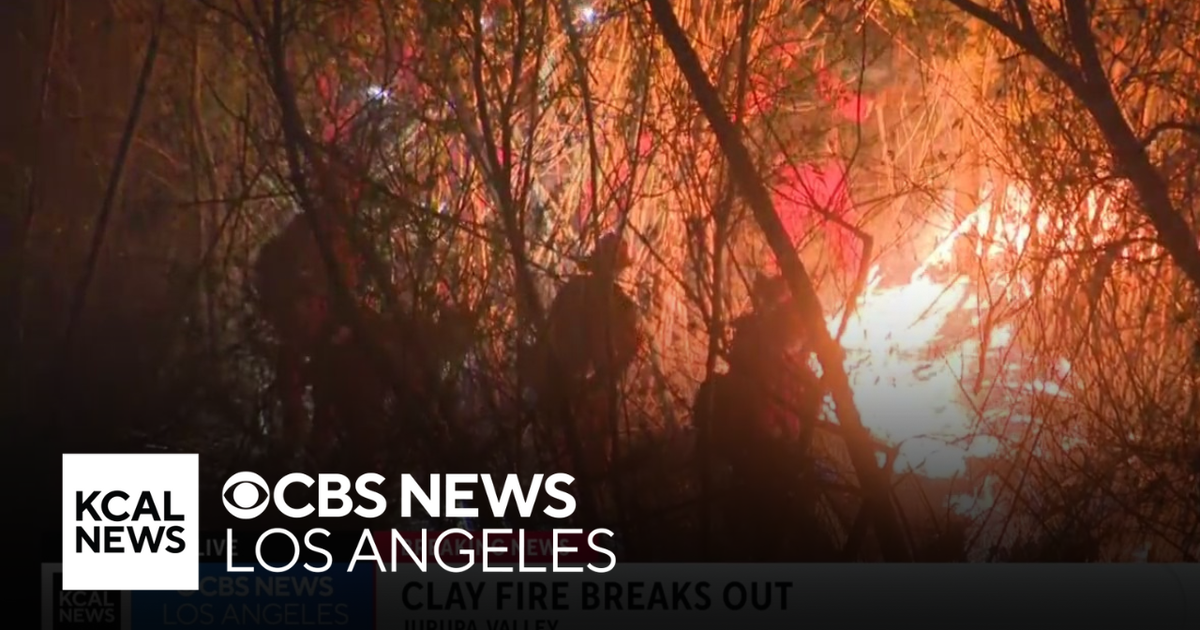Clay Fire burns dangerously close to homes in Jurupa Valley - CBS Los ...