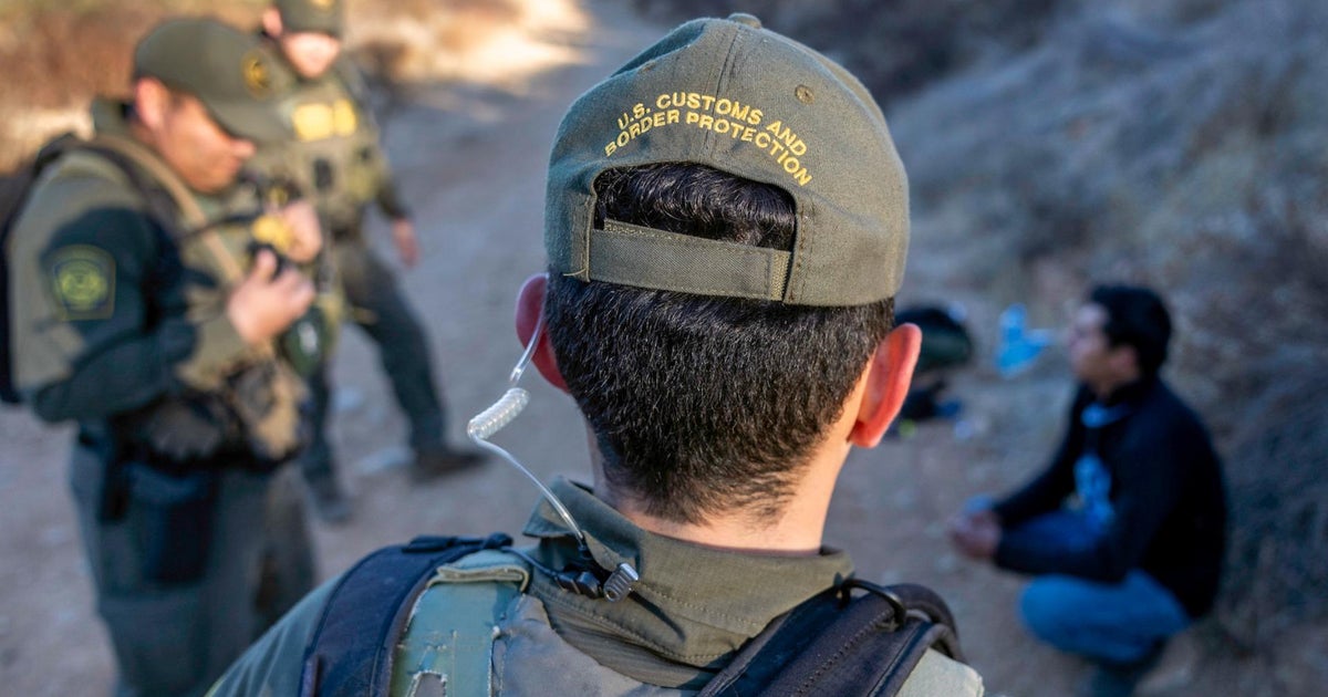 Border agents instructed to deport migrants without granting asylum hearings - CBS News