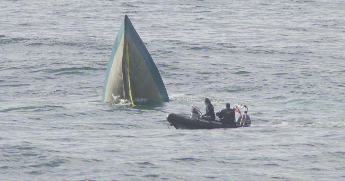 "Narco-sub" breaks apart while being towed by fishing boat