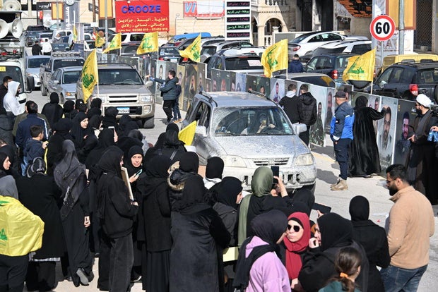 Os moradores retornam a Aitoun após a retirada israelense do sul do Líbano